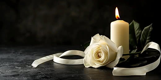 Bougie blanche et roses blanches